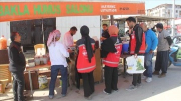 Üç kuşaktır yaptıkları mezeleri depremin ardından açtığı tezgahta müşterilerine sunuyor