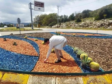 Üçağız Kavşağına renkli kurakçıl peyzaj uygulaması
