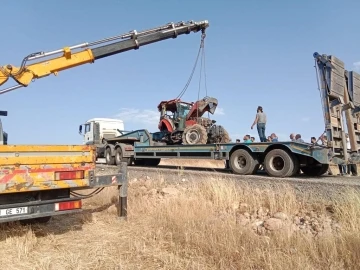 Uçuruma yuvarlanan traktör vinçle çıkartıldı
