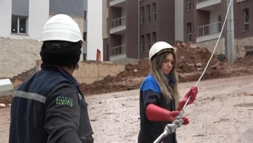 UEDAŞ ekipleri Bursa'da çok sayıda personel ve araçla fırtınanın  sebep olduğu kesintilere müdahale ediyor