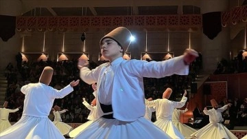 Uluslararası törenlerde yer alan küçük semazenler, semayla Mevlana'yı anıyor