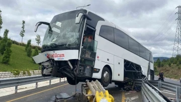 Ümraniye’de yolcu otobüsü refüje çıktı: 1 yaralı
