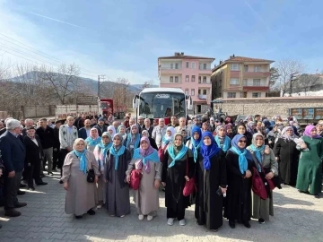 Umre için kutsal topraklara giden kafile dualarla uğurlandı
