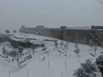 UNESCO listesindeki asırlık surlar beyaz gelinlik giydi
