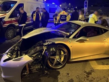 Ünlü fenomen Ferrari marka aracıyla kaza yaptı 