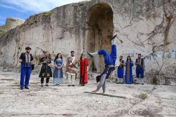 Urartuların kalesinde Urartu konulu oyun sahnelendi
