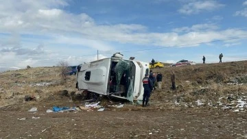 Uruguaylı turistleri taşıyan midibüs şarampole devrildi: 14 yaralı