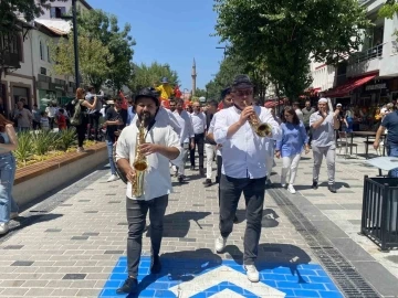 Uşak’ta 5. Uluslararası Tiyatro Festivali renkli görüntülerle başladı
