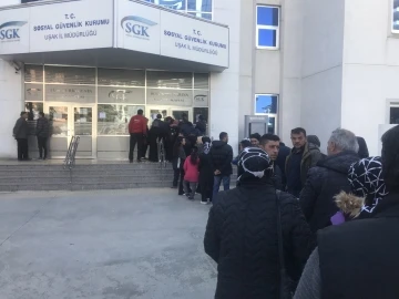 Uşak’ta SGK önünde metrelerce EYT kuyruğu oluştu
