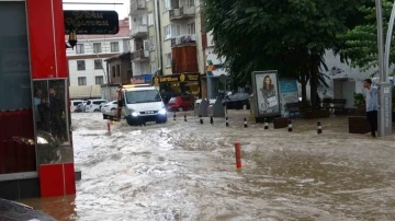 Uşak’ta şiddetli yağış, dolu ve fırtına nedeniyle ev ve iş yerlerini su bastı
