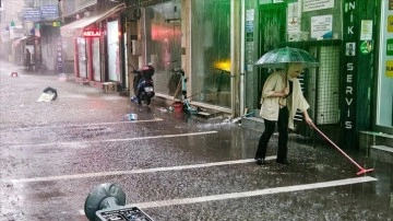 Uşak'ta şiddetli yağmur ve dolu etkili oldu