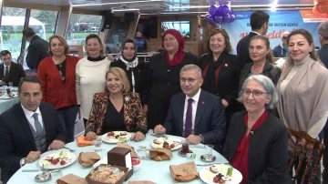 Üsküdar’da kadın muhtarlar, kadına şiddete ’dur’ demek için mor ve turuncu balonları gökyüzüne bıraktı
