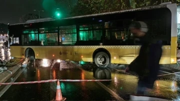 Üsküdar’da kontrolden çıkan İETT otobüsü direğe çarptı