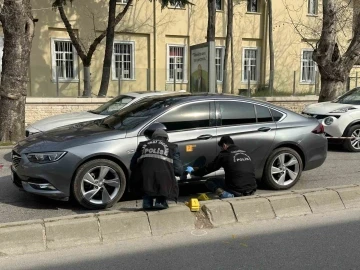 Üsküdar’da motorlu 2 kişi güpegündüz araç kurşunladı
