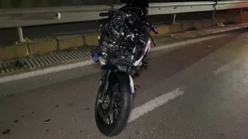 Üst geçidi kullanmayan 2 kişiye motosiklet çarptı
