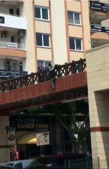 Üst geçitten atlamaya kalkan genç, polislere zor anlar yaşattı
