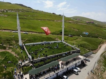 Üstü açık camide 562 yıldır çimen üzerinde Cuma namazı kılınıyor
