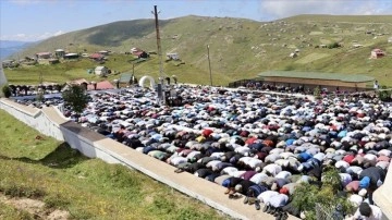 Üstü açık tarihi camide cuma namazı geleneği devam ettiriliyor