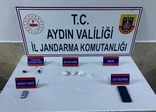 Uyuşturucu ile taksiye binen kadın, jandarmadan kaçamadı
