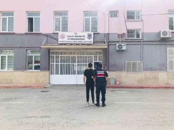 Uyuşturucu satmaktan aranan şahsı jandarma devriye gezerken yakaladı
