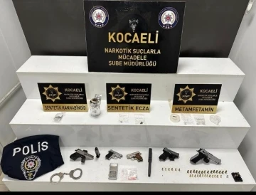 Uyuşturucu ticaretçisinin evinde polis yeleği ve kelepçe bulundu
