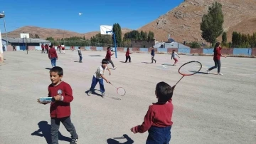 Uzlaşma sonucu temin edilen spor malzemeleri köy okullarına ulaştırıldı
