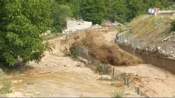 Uzundere’de sulama göleti kapaklarının açılmasıyla sel yaşandı
