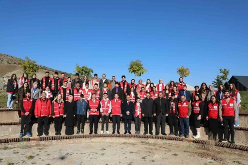 Vali Aydoğdu Kızılay’ın öğrencileriyle bir araya geldi
