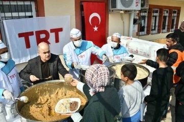 Vali Dağlı, depremzedelere sıcak yemek dağıttı