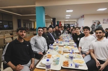 Vali Hüseyin Aksoy öğrencilerle iftar yemeğinde buluştu
