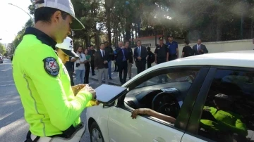 Vali Öksüz “Güvenli Eğitim” projesi çerçevesinde polis uygulamalarını denetledi
