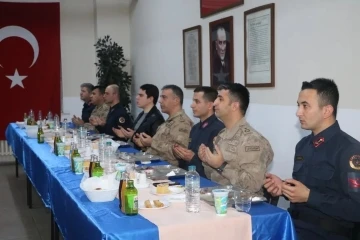 Vali Vekili Tuna, Mehmetçikle birlikte iftar açtı
