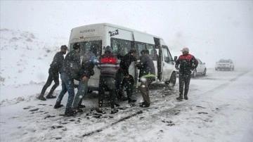 Van-Bahçesaray yolunda kar ve tipi nedeniyle birçok araç yolda kaldı