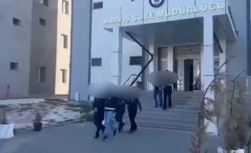 Van’da 13 adrese eş zamanlı operasyon: Aranması bulunan 10 kişi yakalandı
