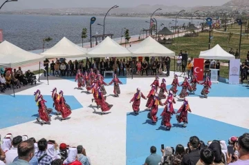 Van’da 13 yöreden folklor gösterisi ilgiyle izlendi
