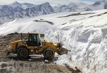 Van’da 5 metreyi bulan karda zorlu yol açma çalışması
