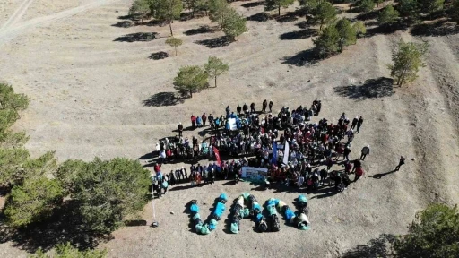 Van’da gençler ormanlık alanda temizlik yaptı
