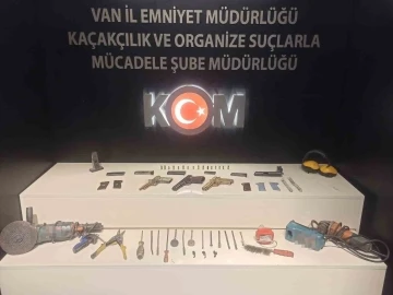 Van’da gümrük kaçağı malzemeler gele geçirildi
