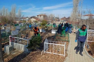 Van’da mezarlıklarda bahar temizliği
