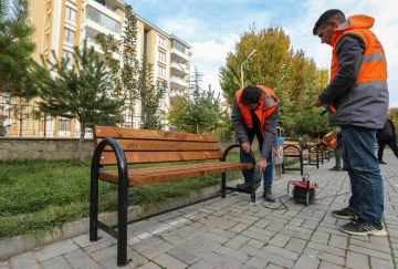 Van’daki bin 400 camiye 7 bin bank dağıtıldı
