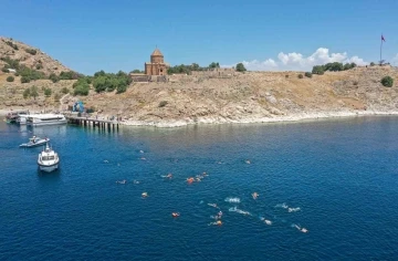 Van Denizi Yüzme Festivali renkli görüntülerle sona erdi
