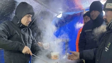 Van depreminde yakınlarını kaybetmişti, depremzedelere yardıma gitti