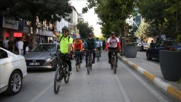 Van'da 150 kişi "araç senin yol hepimizin" sloganıyla pedal çevirdi