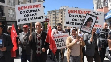 Vanlı aileler çocuklarına kavuşmak için HDP İl Başkanlığı önündeki eylemlerini sürdürdü