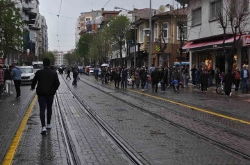 Vatandaşlar yağmura hazırlıksız yakalandı
