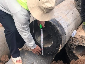 Vietnamlı çocuk, beton sütunun içine sıkıştı