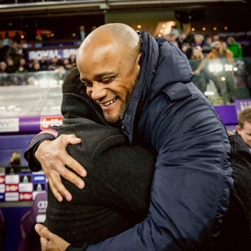 Vincent Kompany, İngiltere Championship’de yılın menajeri seçildi
