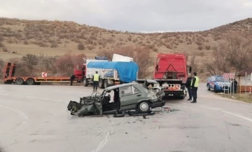 Virajı alamayarak 2 araca çarpan otomobilin sürücüsü yaralandı
