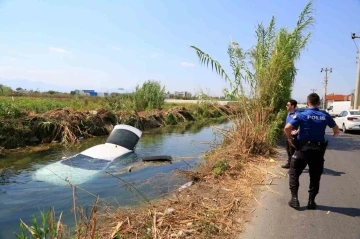 Virajı geniş alınca aracıyla birlikte su kanalına uçtu
