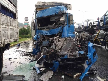 Yabancı uyruklu kadının kullandığı tır, kamyona arkadan çarptı: 2 yaralı
